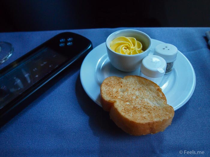 United UA2 SIN SFO: Garlic Bread