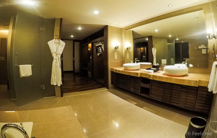 Hyatt Regency Kinabalu, Regency Suite Bathroom