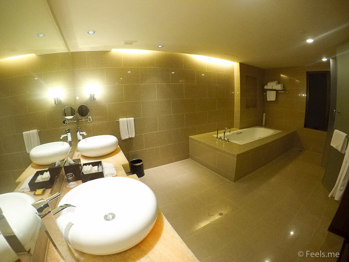 Hyatt Regency Kinabalu, Regency Suite Bathroom
