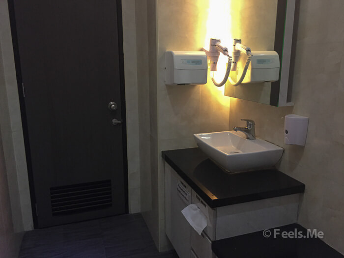 SATS Lounge Singapore Changi Terminal 1 Bathroom & Shower